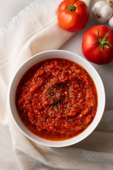 homemade pizza sauce with fresh tomatoes