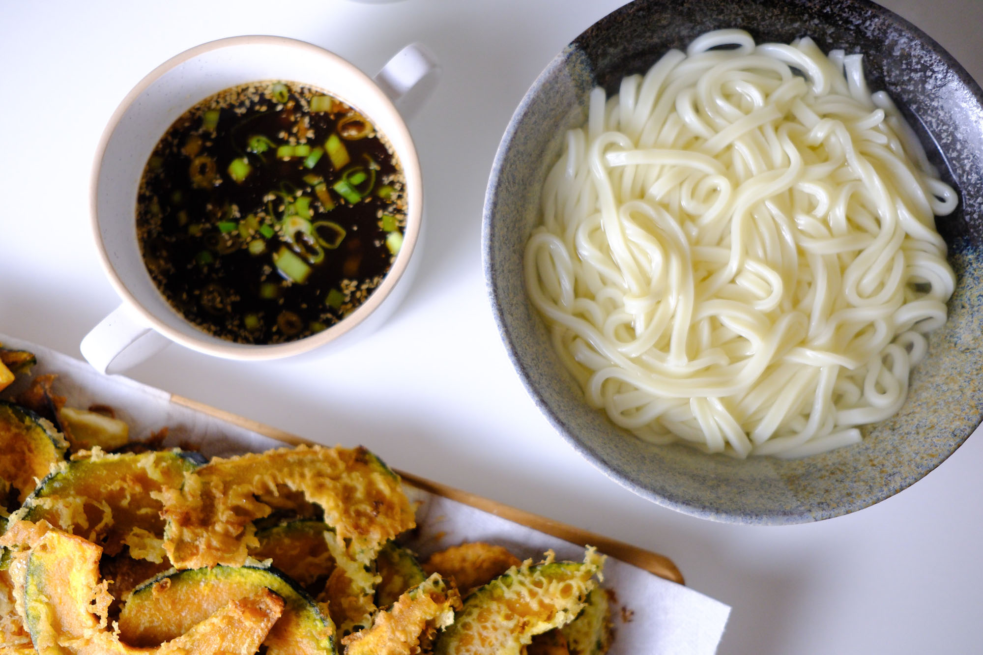 Bowl of hot kamaage udon with dipping sauce on the side – kamaage udon recipe Marugame-style