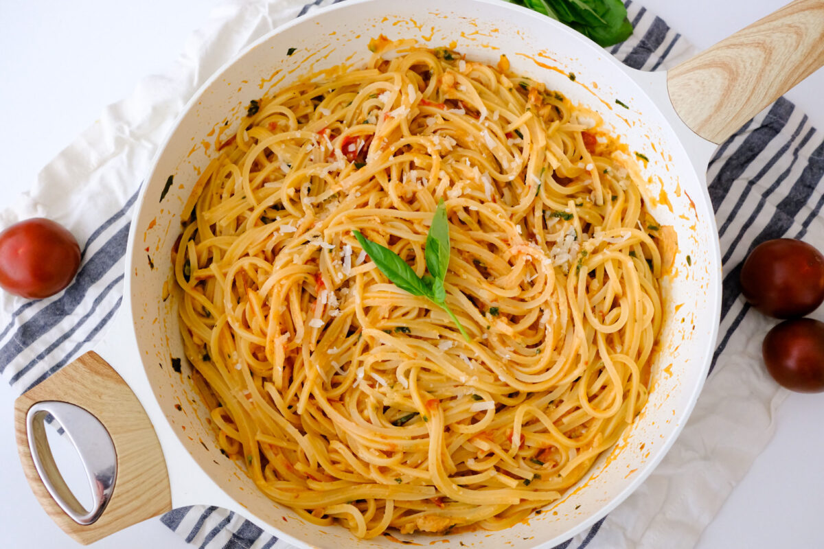 roasted garlic tomato pasta with basil on top
